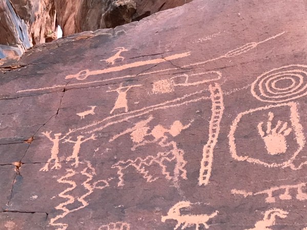 Desert varnish petropglyphs